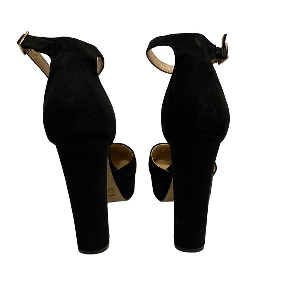 Black pumps